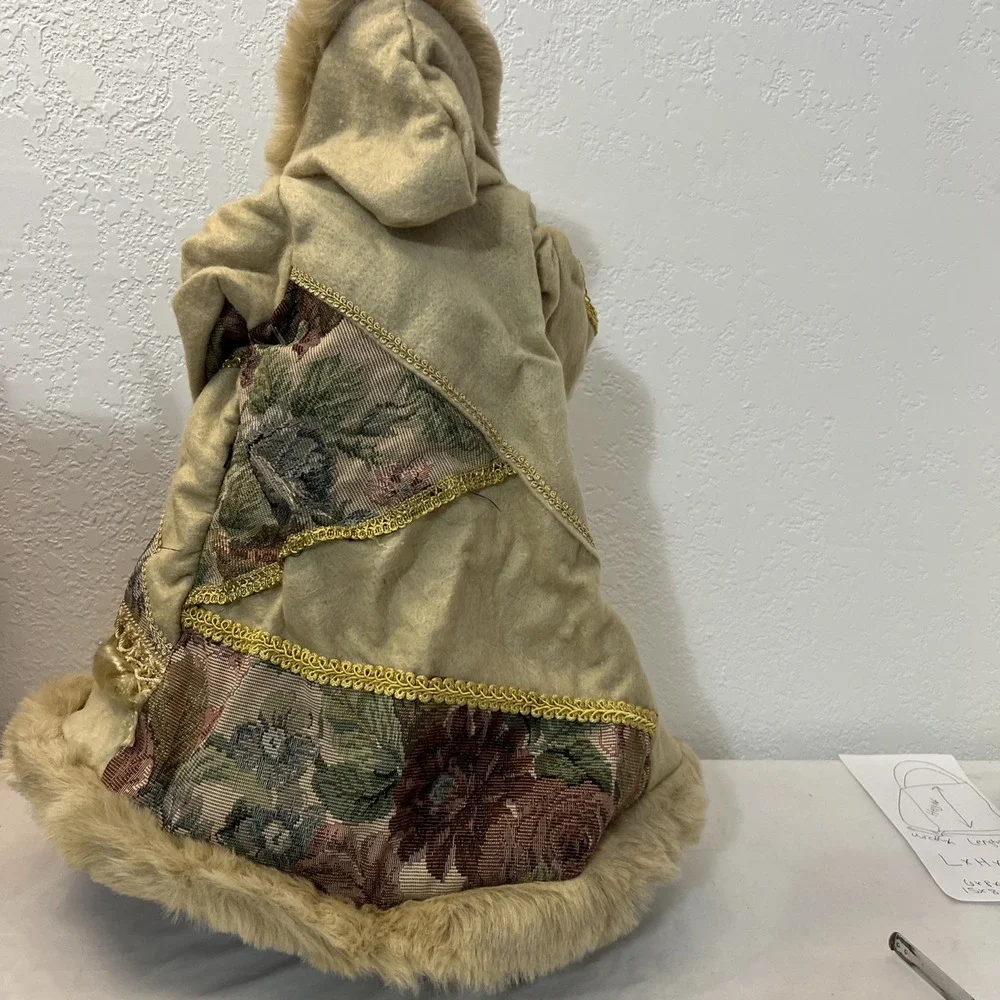 Vintage Old World Santa Beige Holding Garland Centerpiece Figure Tree Topper 18